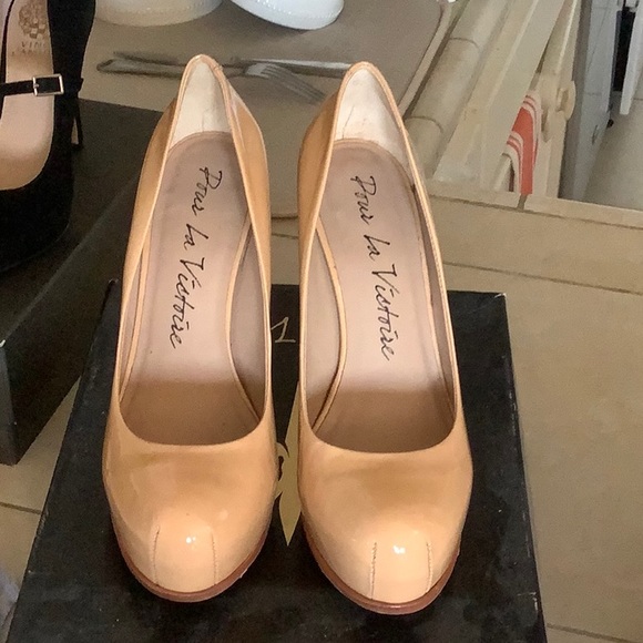 Pour la Victoire Tan Patent Leather Platform Pumps - Picture 1 of 2